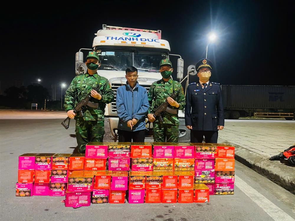 Quảng Ninh: Đồn Biên phòng cửa khẩu Quốc tế Móng Cái bắt giữ 165kg pháo hoa nổ